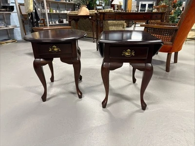 Par de Mesas Laterais/Finais Ovais Antigas Estilo Queen Anne - 1 Folha Gota - Imagem 1 de 4