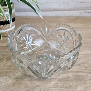 Cuenco decorativo vintage francés de vidrio prensado transparente borde festoneado Fleur de Lis - Imagen 1 de 24