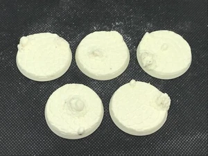 Warhammer Age of Sigmar 40K Kopfsteinpflaster Basen fünf (5) 40mm runde Resin Basen - Bild 1 von 1