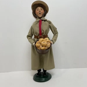 Byers Choice 2002 Salvation Army Doughnut Girl. The Carolers - Picture 1 of 13