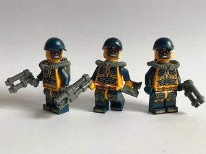 Original Lego Teile - 3 FANTASY PARA-DÄMONEN + WAFFEN - SOLDATEN BLAUER HUT - Bild 1 von 2