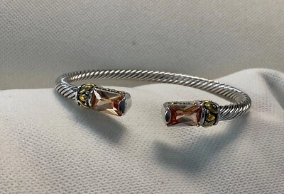 Brazalete brazalete de cable trenzado plateado estilo diseñador con detalles de oro y cristal circonita cúbica Foto 1 de 4