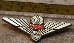 TWA Trans World Airlines Plastic Wings Junior Pilot Pin - Imagen 1 de 2