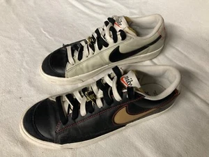 RAR 🔥 Nike Blazer Low '77 Premium Removable Swoosh PRM Schwarz Weiß Gold Gr. M 9 - Bild 1 von 12