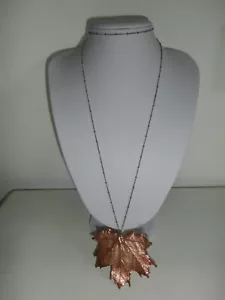 VINTAGE COPPER COATED MAPLE LEAF ON A COPPER / ROSE GOLD TONE CHAIN NECKLACE - Picture 1 of 13