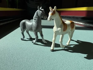 Vtg Funrise 1988 Pinto Mustang + Gray Arabian STALLION Horse Figure Farm Toy - Picture 1 of 13