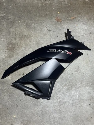 Carenagem média direita 2009-2012 Kawasaki Ninja ZX6R capuz preto fosco # 55028 - Imagem 1 de 4