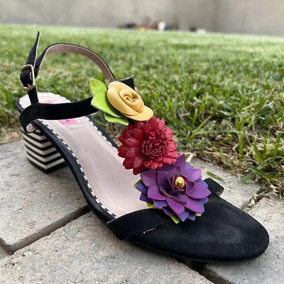 Sandalias de vestir Betsey Johnson para mujer 8 Adde negras detalles florales de cuero terciopelo Foto 1 de 4