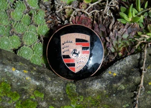 VINTAGE AUTOMOBIL EMAILLE AUTO NABENKAPPE EMBLEM / ABZEICHEN # PORSCHE 356 - Bild 1 von 2