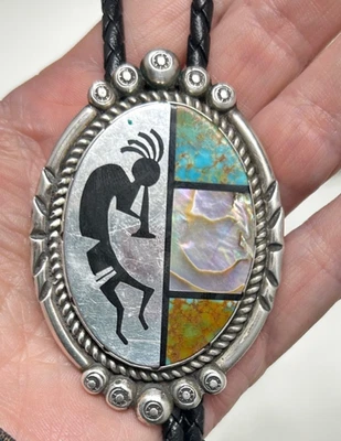 Corbata Bolo Multipiedra De Colección Wally Brown Nativo Americano Kokopelli Plata Esterlina Foto 1 de 4