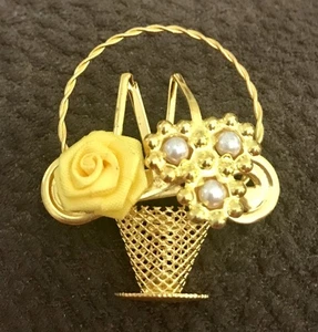 PRETTY VINTAGE BROOCH - FLOWER BASKET WITH SILK ROSE & FAUX PEARLS - Picture 1 of 2