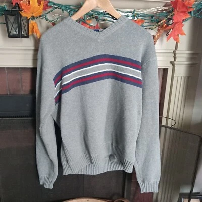 Suéter masculino BASIC EDITIONS cinza gola V, listra azul branca vermelha grande, usado - Imagem 1 de 4