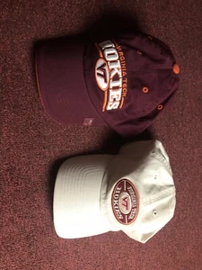 ZWEI VIRGINIA TECH HOKIES KAPPENMÜTZEN Erwachsenengröße burgunderrot und elfenbeinfarben schöner Zustand - Bild 1 von 9