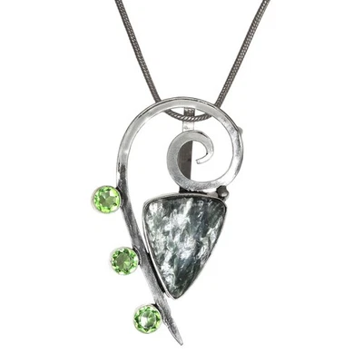 Colgante de plata con piedras preciosas de peridoto de serafinita día de la madre 2,25" Foto 1 de 4