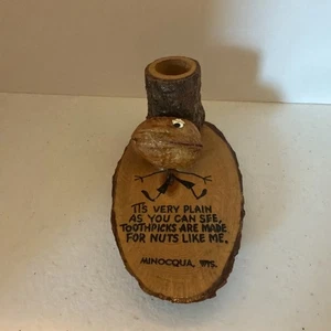 Soporte de palillo de dientes arte popular de madera tuercas como yo Minocqua, WI de colección - Imagen 1 de 9