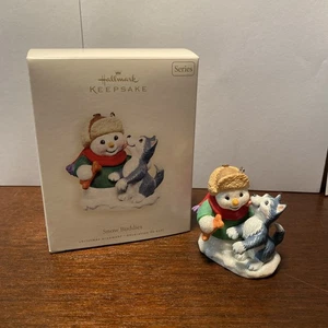 Hallmark Keepsake 2007 Snow Buddies # 10 in Serie Schneemann und Huskey - Bild 1 von 3