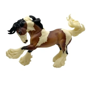 Breyer Tradizionale #1497 Gypsy Vanner nella Baia Tobiano Buono - Foto 1 di 9
