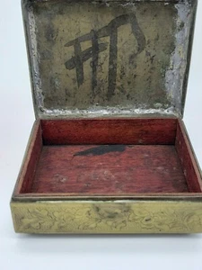 Caja de baratija de cigarrillos de latón grabada vintage forrada en madera esquina con bisagras daños - Imagen 1 de 7