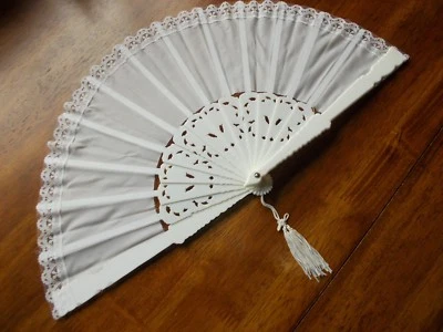 VENTILADOR NUPCIAL BLANCO NUEVO TELA SEMI TRANSPARENTE 17" CON BORDE DE ENCAJE DOBLE BORLA NUDO AMOR Foto 1 de 4