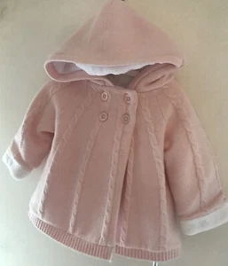 Strickjacke 3-6 Monate rosa mit Kapuze Fleece gefüttert Zopfmuster - Bild 1 von 6