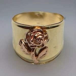 Anello a fascia larga in oro giallo massiccio 14 kt - disegno fiori rosa - misura 8 - 4,3 g - Foto 1 di 9