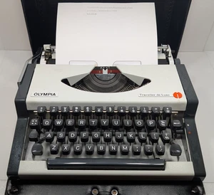 Máquina de escribir manual portátil Olympia Traveller De Luxe con estuche #458104 probada 0718B - Imagen 1 de 13
