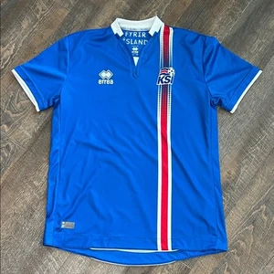 Camiseta de fútbol de Islandia para hombre local del equipo nacional de KSI Errea Fyrir Island mediana - Imagen 1 de 8