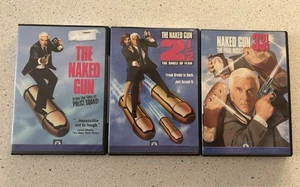 The Naked Gun Trilogy DVD The Naked Gun/ 2 1/2 The Smell Of Fear/ 33 1/3 - Foto 1 di 4