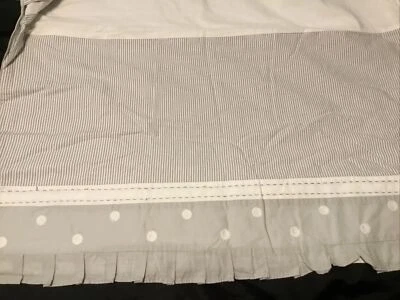 Falda de cuna Pottery Barn Kids Taylor cama para niños pequeños gris blanco a rayas a lunares  Foto 1 de 4
