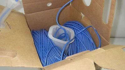 BELDEN 1583R CAT 5E 4 PARES 24 AWG CABLE AZUL GIRO DE DATOS, CANTIDAD 100 FT, NUEVO EN CAJA Foto 1 de 4