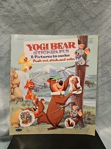 Adesivo Yogi Bear & Boo-Boo 1960 divertente, nuovo Whitman Publishing Hana-Barbera - Foto 1 di 12