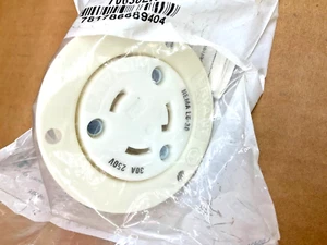 Receptáculo con brida de bloqueo Hubbell Bryant 70630ER 30A, 2P, 3 cables - Imagen 1 de 3
