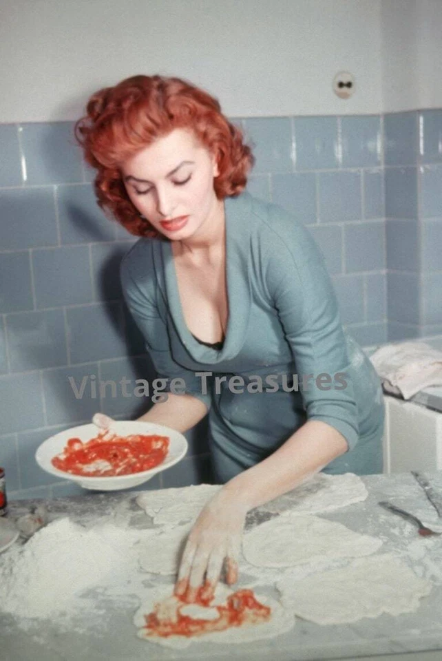 Póster impreso fotográfico de Sophia Loren haciendo pizza Foto 1 de 1