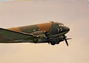 Douglas C-47A-60-DL Skytrain WWII Transport im Flug Farbfoto 11,75"x8,25" U - Bild 1 von 3