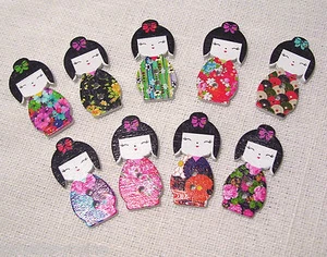 LOT de 5 ou 10 BOUTONS BOIS DÉCORATIF, POUPÉE CHINOISE JAPONAISE KOKESHI - B37 - Picture 1 of 13