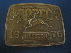 Vintage Metall Gürtelschnalle National Finals Rodeo 1976 Hesston [j19m] - Bild 1 von 2