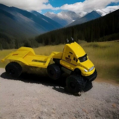 Maisto Smooth Ground Construction Truck - Image 1 of 4