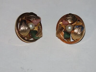 BRINCOS CLIPE PÉROLA E JADE SARAH COVENTRY TOM DOURADO - Imagem 1 de 2