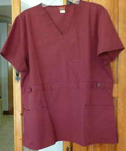 DENICE Borgoña SCRUB TOP 1022 Ribete de Cinturón con Botones 2 Bolsillos Cuello en V Talla XL - Imagen 1 de 2