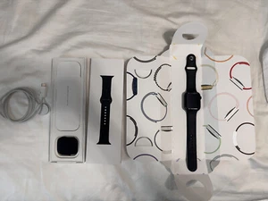 Apple Watch Series 9 45 mm en aluminium d'occasion. Etui avec bracelet sport - minuit (GPS + cellulaire) - Photo 1 sur 3