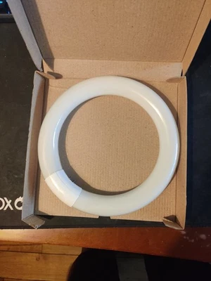 22W T9 Cool White Circular Fluorescent Tube Round FC22T9 colour: 840 212mm - Image 1 of 3