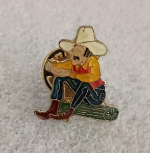Campy Slogan Cowboy on a Log 1970er Jahre Hut Reversnadel Neu Neu Neu aus altem Lagerbestand - Bild 1 von 4