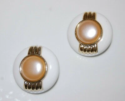ВИНТАЖНЫЙ 80-Х COUTURE КРУГЛЫЙ БЕЖЕВЫЙ КАБОШОН НА БЕЛЫЙ И ЗОЛОТОЙ АКРИЛОВЫЙ БОЛЬШОЙ ЗАЖИМ СЕРЬГИ - Изображение 1 из 4
