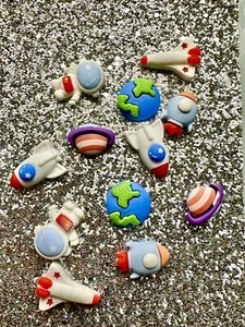 Space Man Flat Back Resin Cabochon Verzierung Planet Rakete Erde Handwerk Galax - Bild 1 von 14