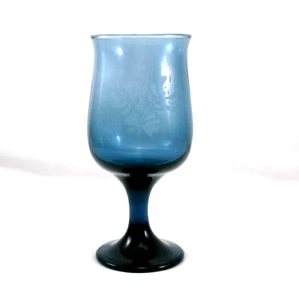Copa Pfaltzgraff Yorktowne 8 oz vidrio pedestal azul con grabado floral 5,63 pulgadas - Imagen 1 de 5