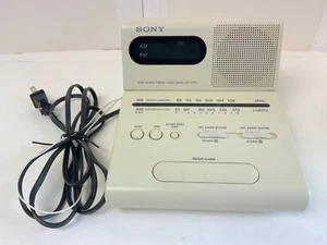 GETESTET Sony Modell ICF-C770 Dual Tilt Digital *Radiowecker* Off-White AM/FM - Bild 1 von 11