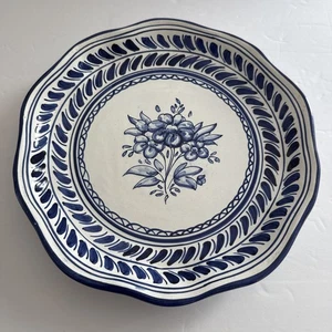 Plato colgante de pared pintado a mano floral de cerámica azul Talevera España de colección (9,75”) - Imagen 1 de 9
