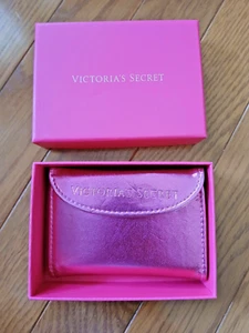 PORTAFOGLIO NUOVO CON SCATOLA VICTORIA'S SECRET ROSA METALLIZZATO SPECCHIO E PORTAMONETE - Foto 1 di 4