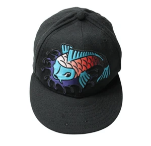 New Era 59 Fifty Tappo Uomo 56.8 CM Snapback Cappello Nero Ricamato Pesce Logo - Foto 1 di 11
