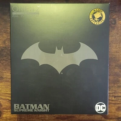 Mezco One:12 Batman Sovereign Knight Shadow Edition Foto 1 de 4